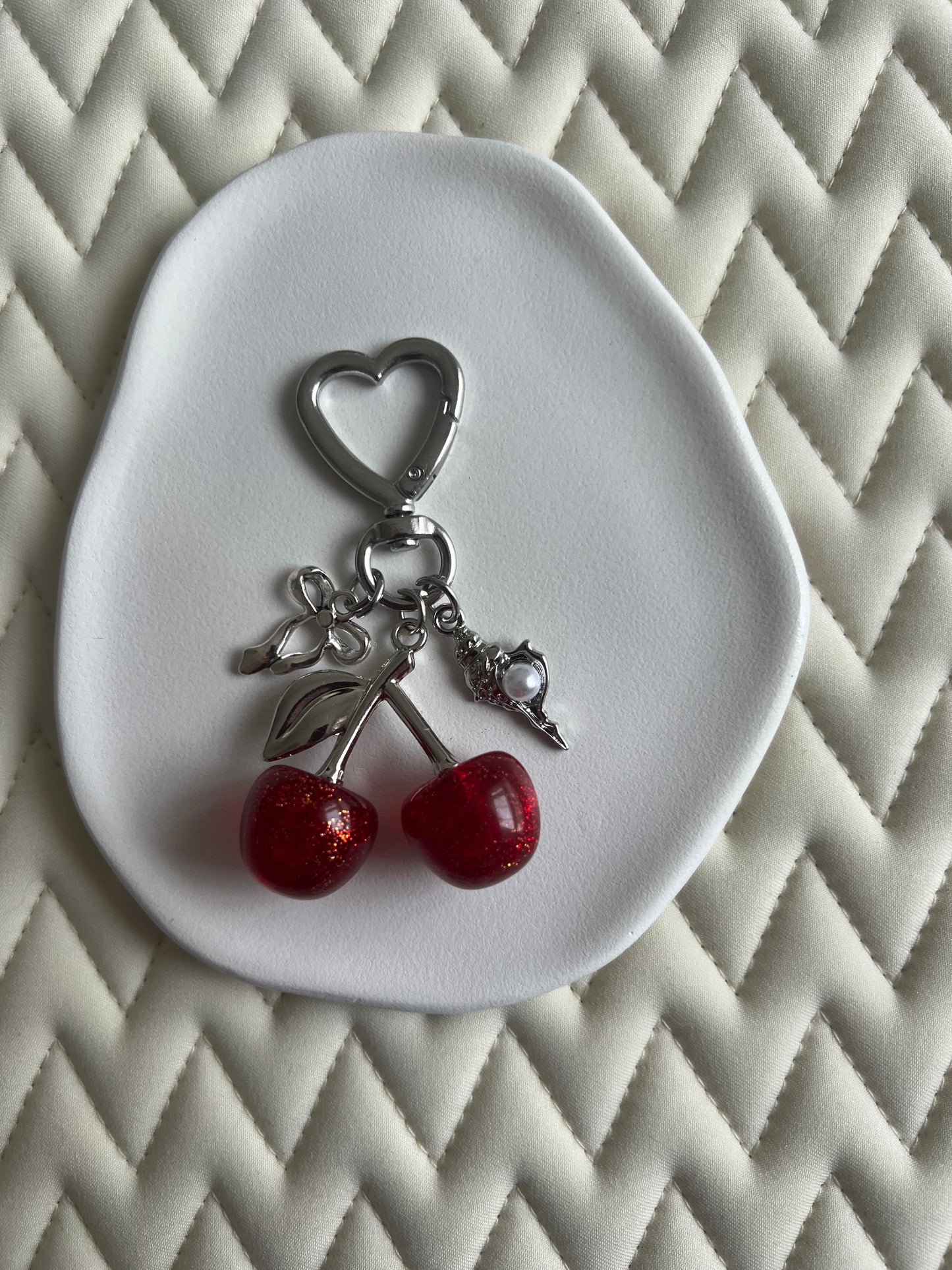 🍒 Bijoux licol : rouge pailletées avec finition argent