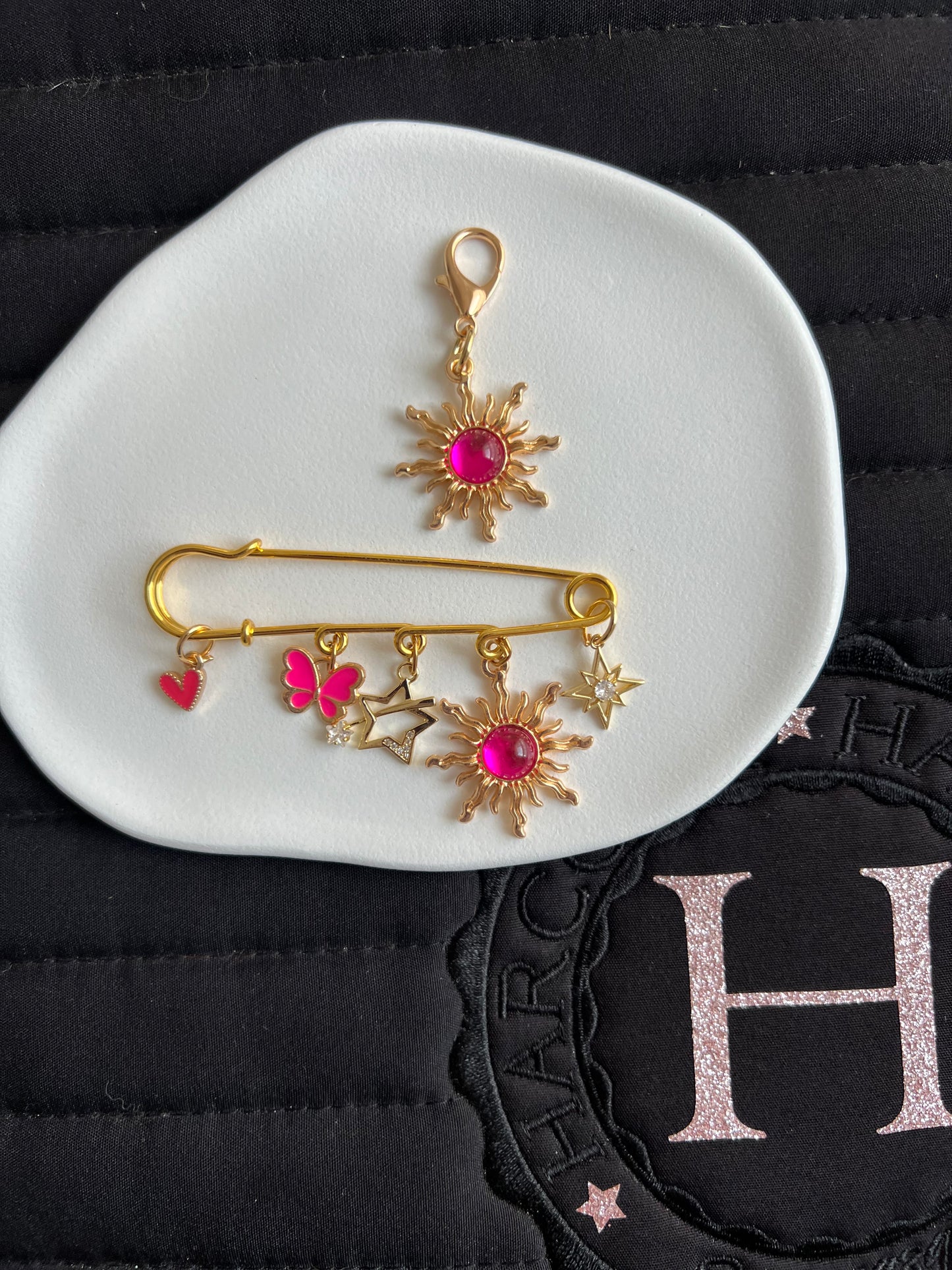 🌟🦋💖 Papillon Céleste – Fuchsia broche + charm 💖🦋🌟