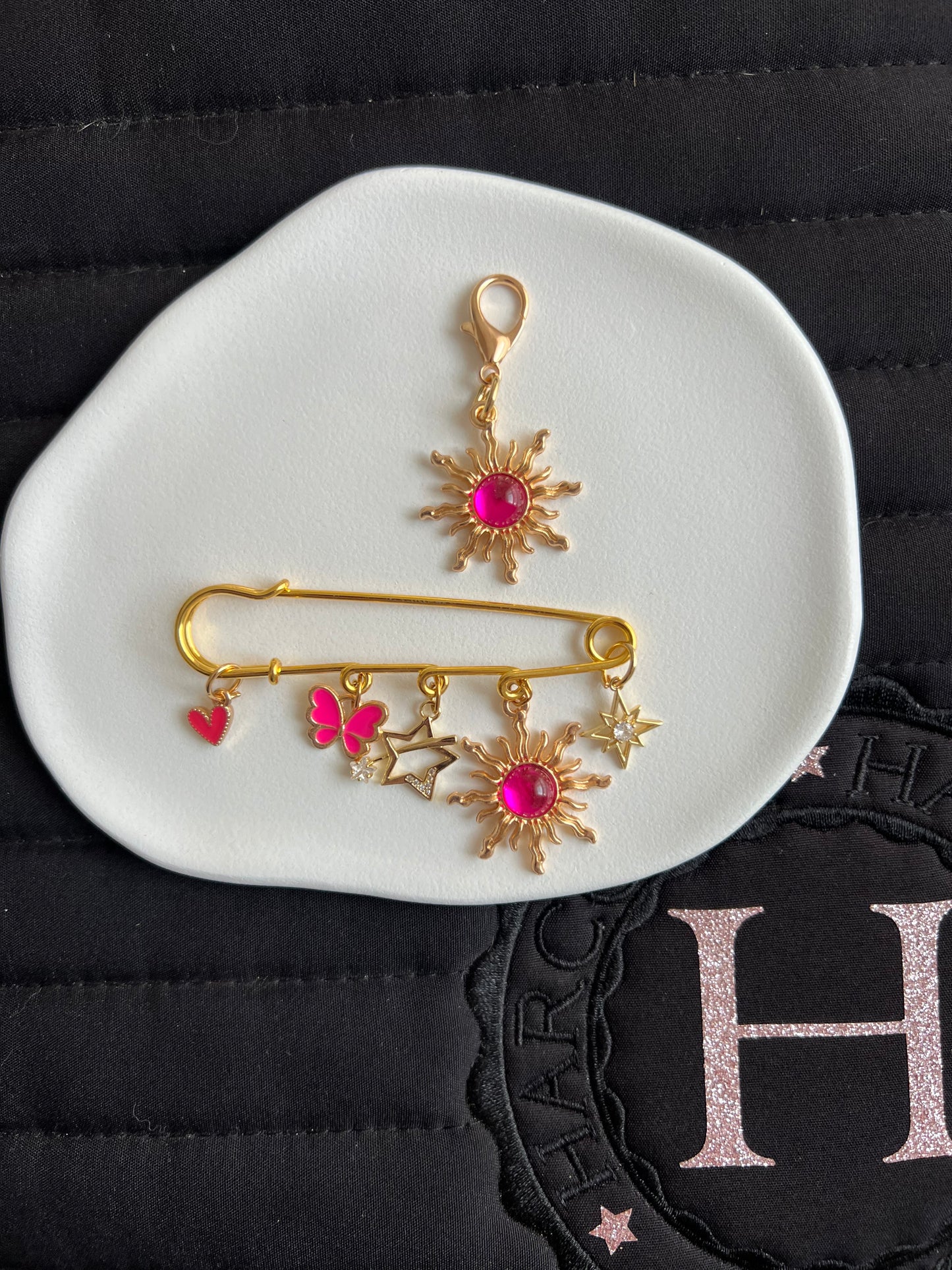 🌟🦋💖 Papillon Céleste – Fuchsia broche + charm 💖🦋🌟