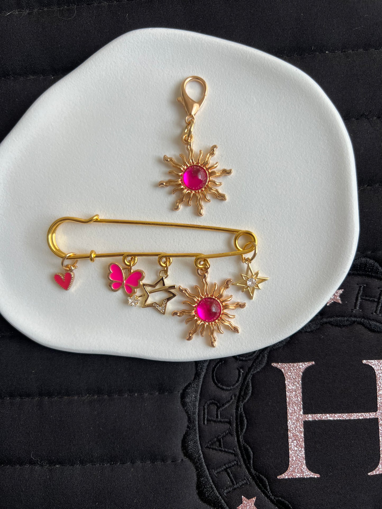 🌟🦋💖 Papillon Céleste – Fuchsia broche + charm 💖🦋🌟