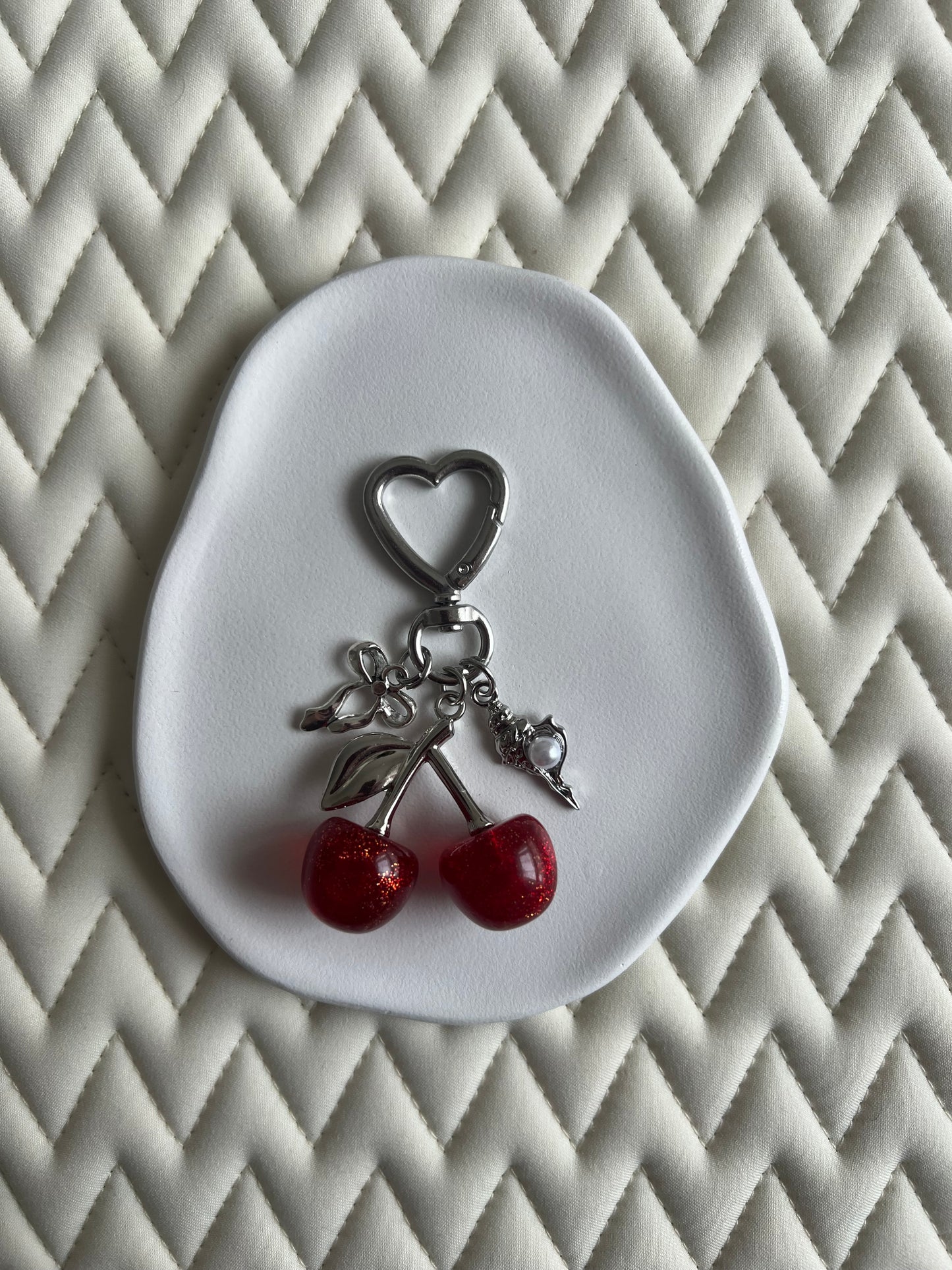 🍒 Bijoux licol : rouge pailletées avec finition argent
