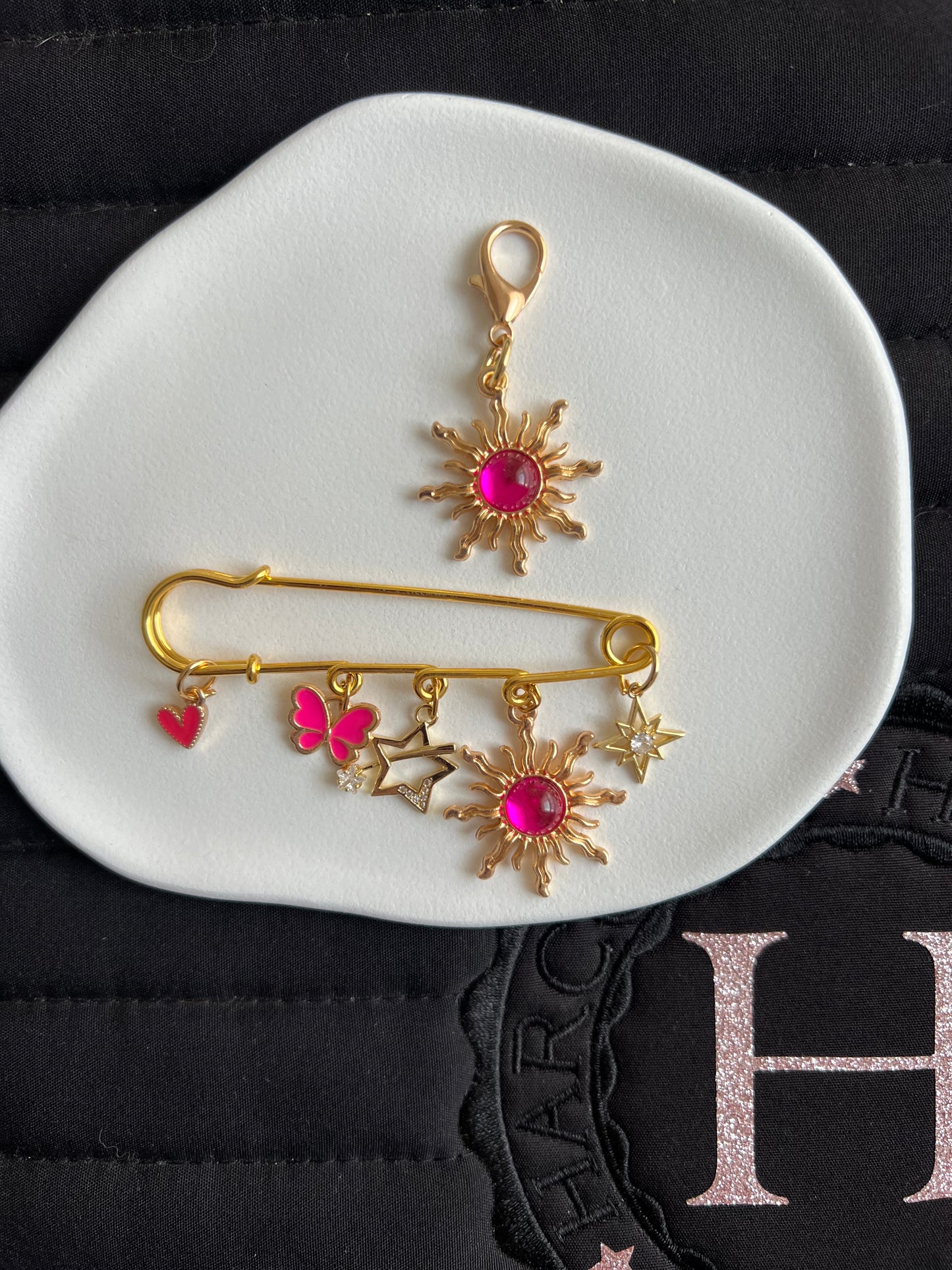 🌟🦋💖 Papillon Céleste – Fuchsia broche + charm 💖🦋🌟