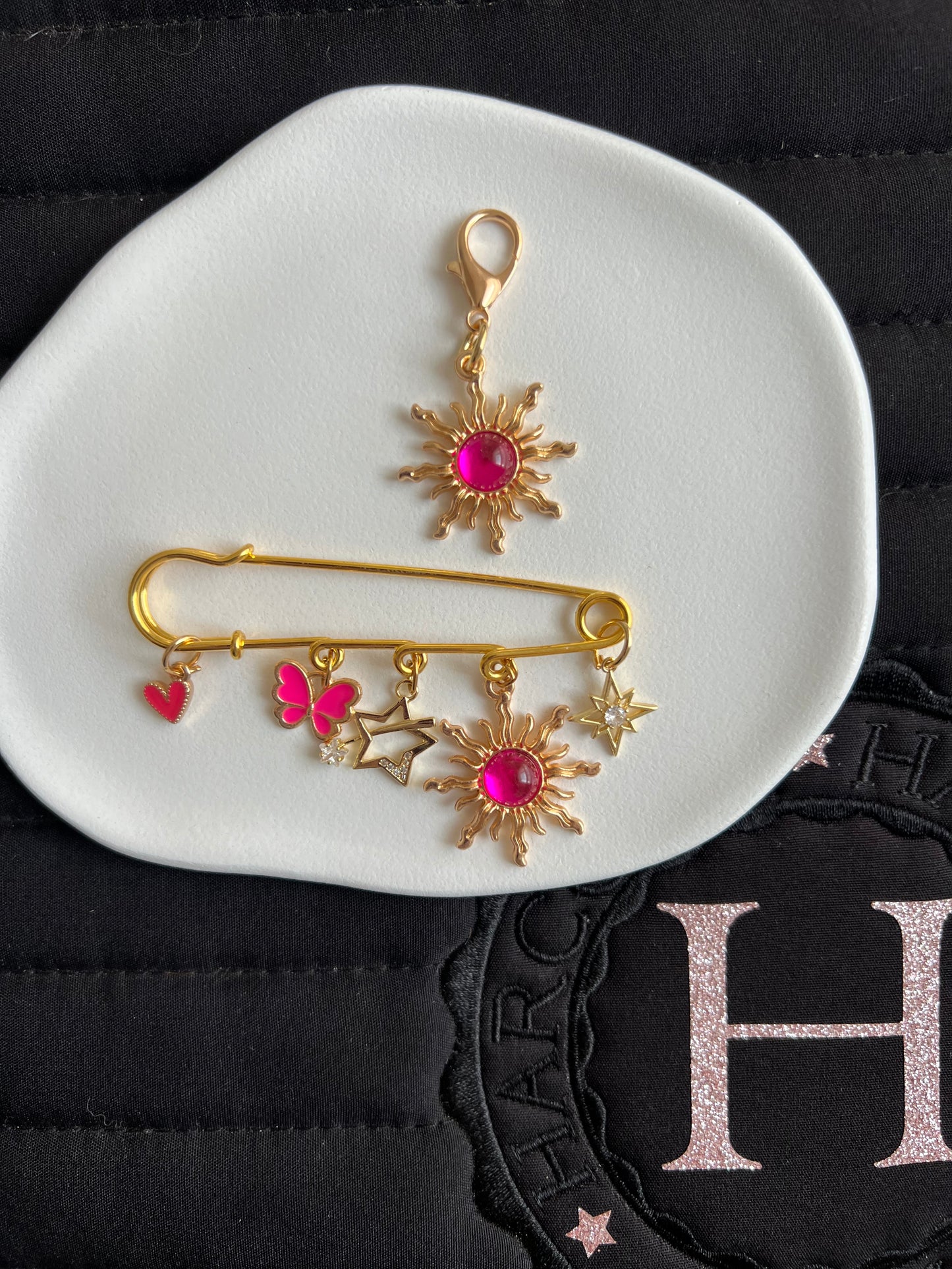 🌟🦋💖 Papillon Céleste – Fuchsia broche + charm 💖🦋🌟