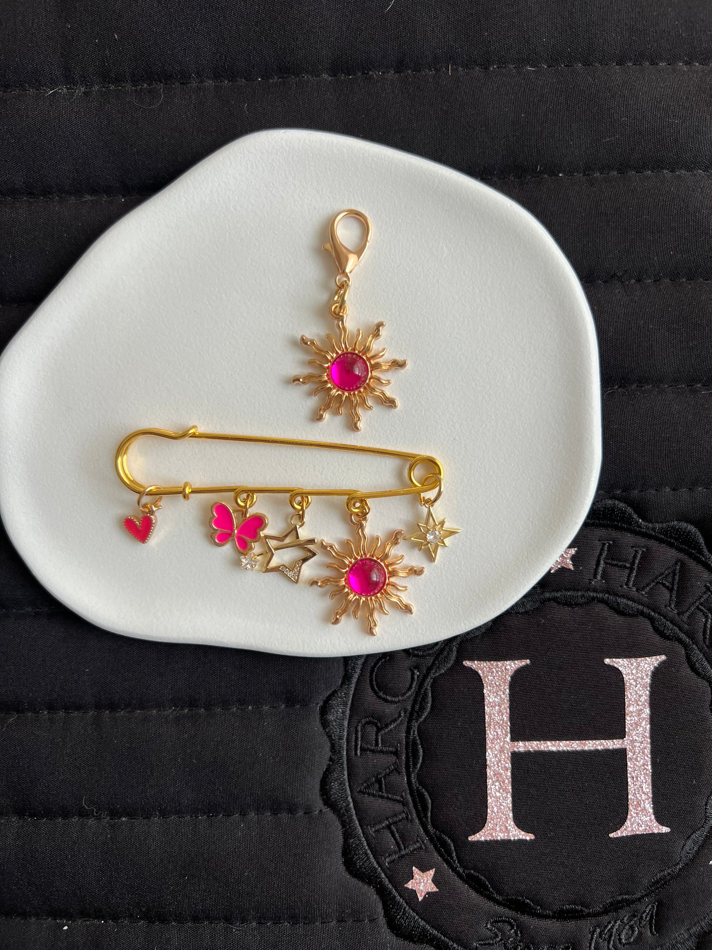 🌟🦋💖 Papillon Céleste – Fuchsia broche + charm 💖🦋🌟