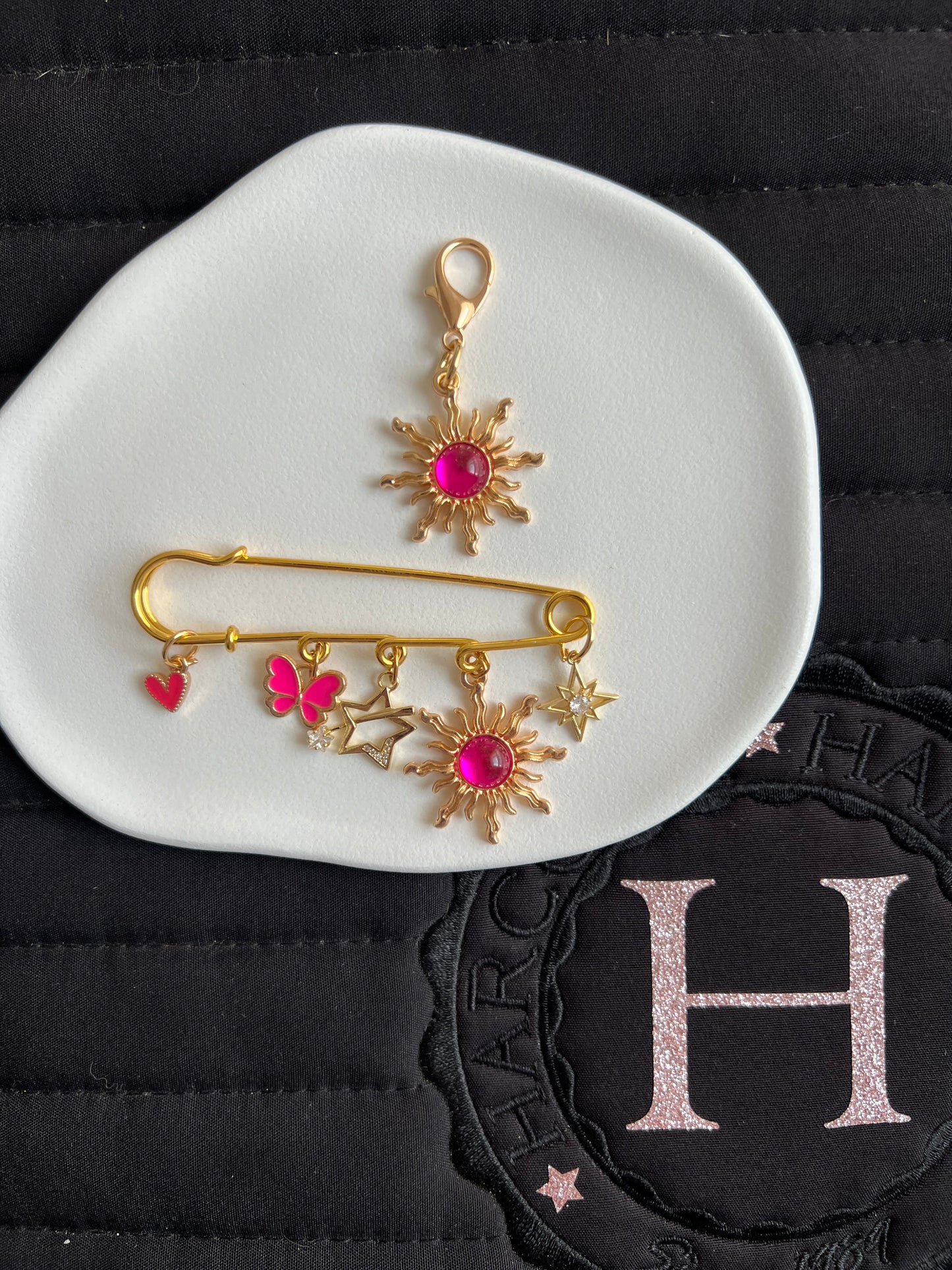 🌟🦋💖 Papillon Céleste – Fuchsia broche + charm 💖🦋🌟