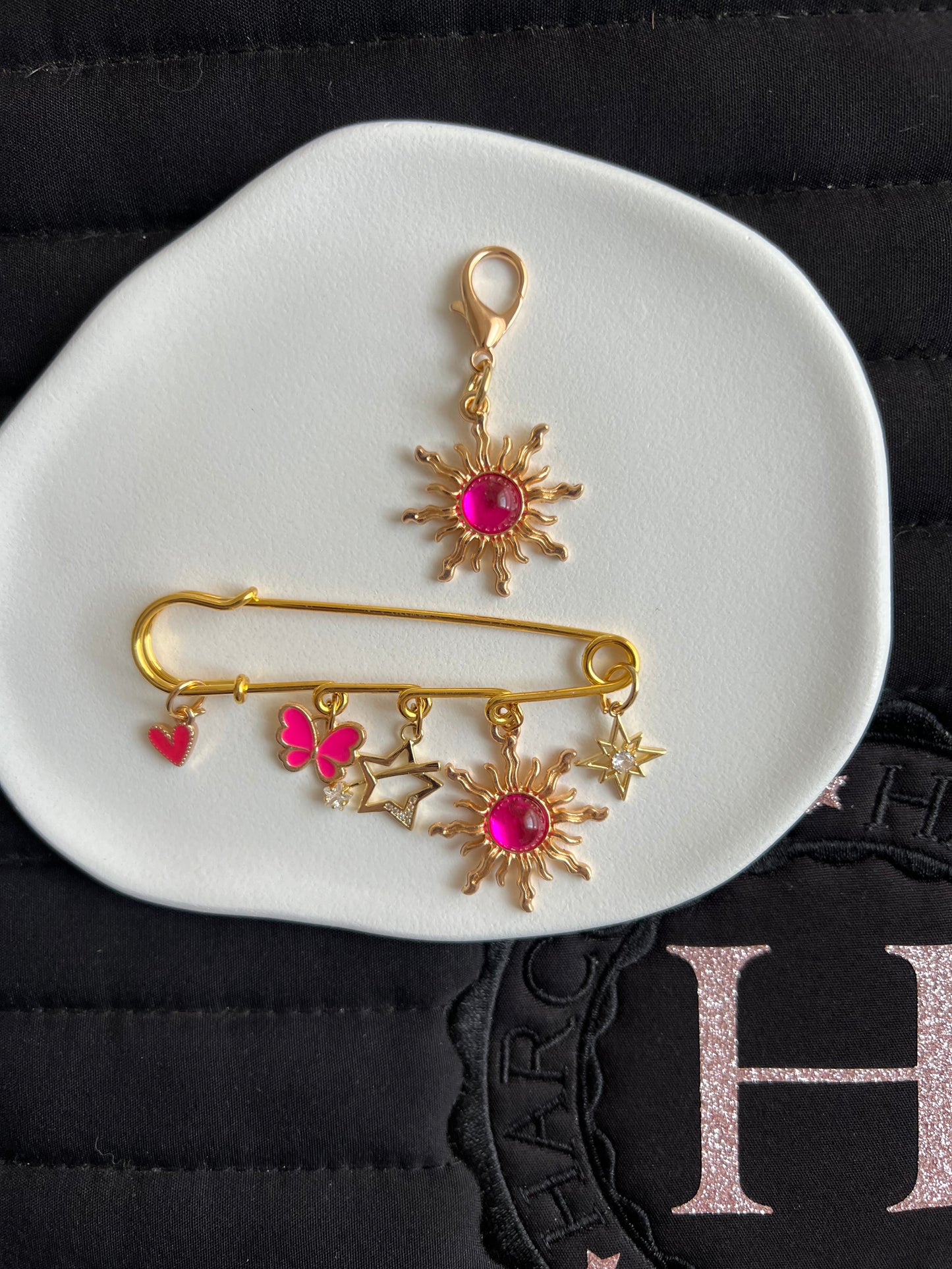 🌟🦋💖 Papillon Céleste – Fuchsia broche + charm 💖🦋🌟