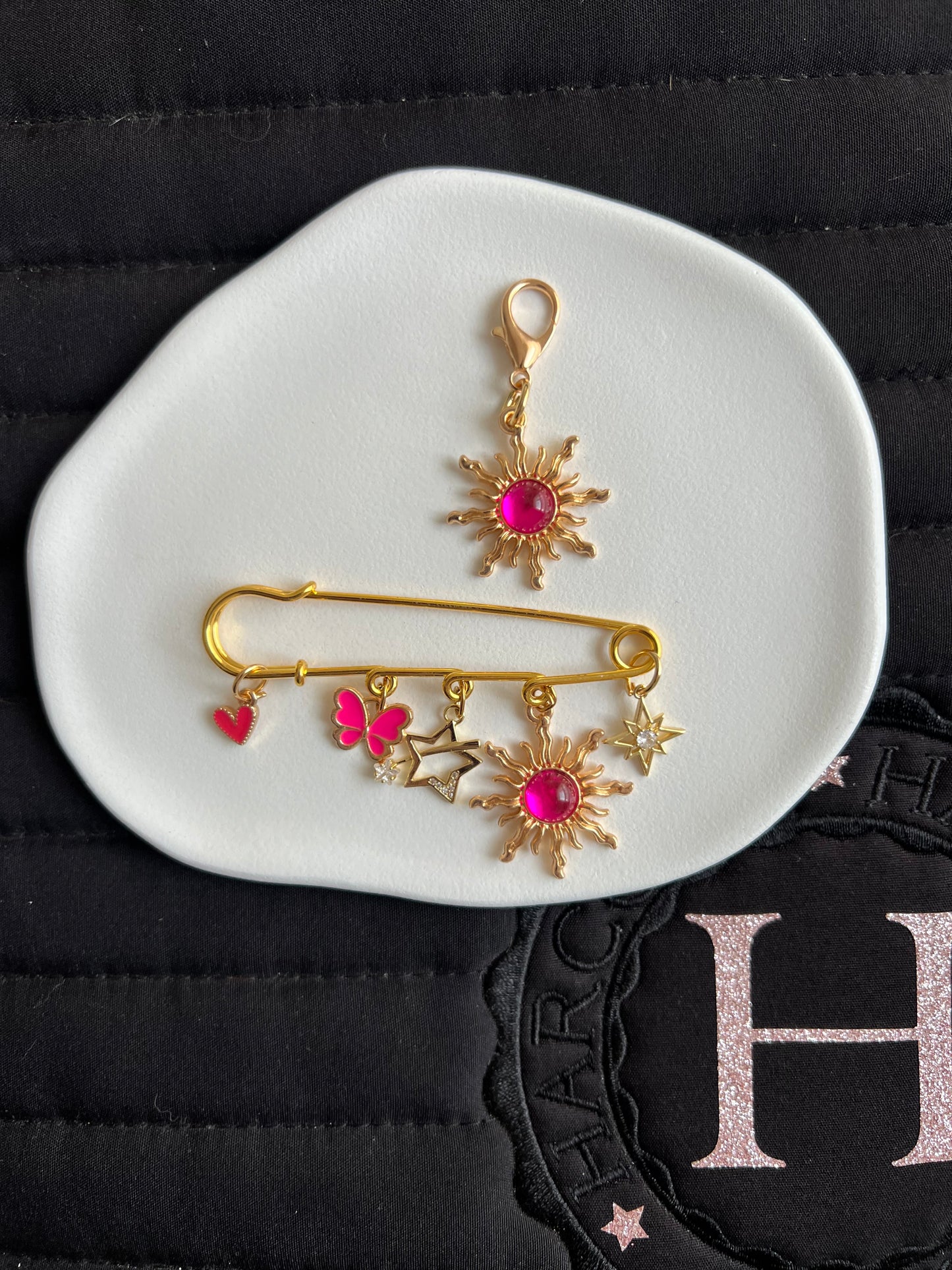 🌟🦋💖 Papillon Céleste – Fuchsia broche + charm 💖🦋🌟