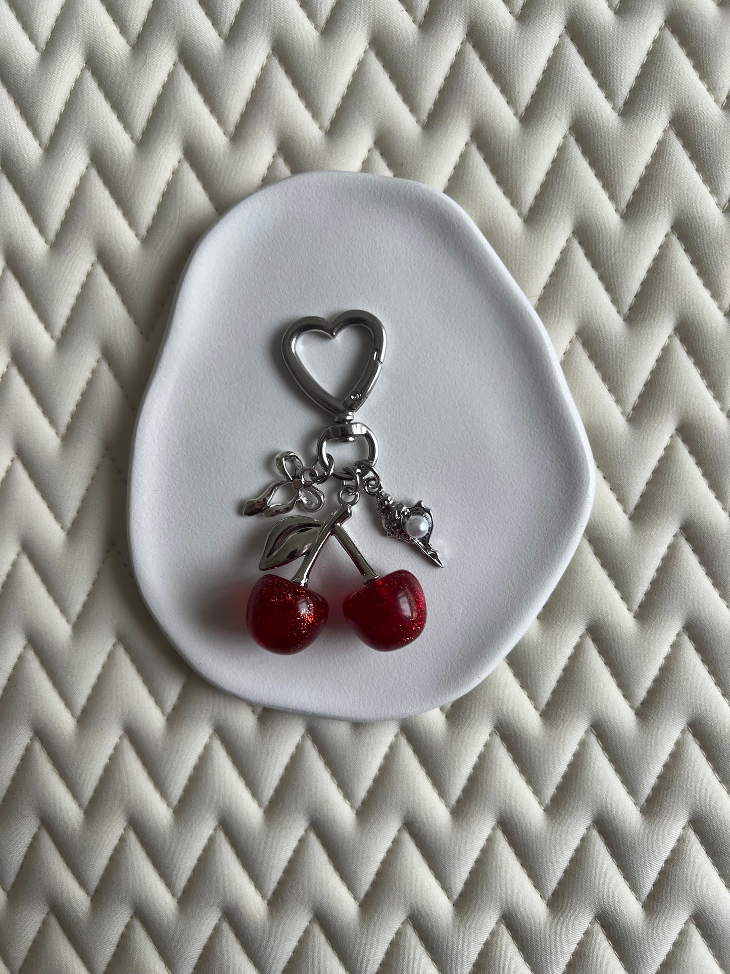 🍒 Bijoux licol : rouge pailletées avec finition argent